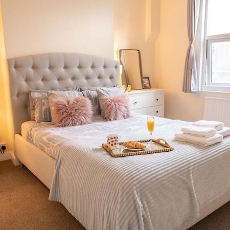 4 Bedroom Flat With High Speed Wi-Fi In North Acton, Ealing, West לונדון מראה חיצוני תמונה