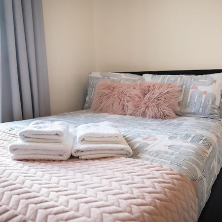 4 Bedroom Flat With High Speed Wi-Fi In North Acton, Ealing, West לונדון מראה חיצוני תמונה
