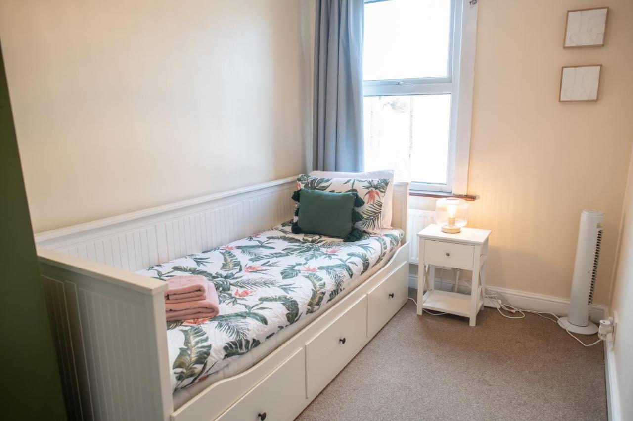 4 Bedroom Flat With High Speed Wi-Fi In North Acton, Ealing, West לונדון מראה חיצוני תמונה