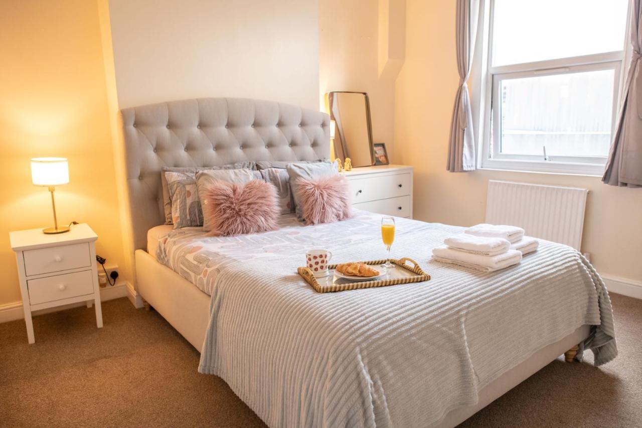 4 Bedroom Flat With High Speed Wi-Fi In North Acton, Ealing, West לונדון מראה חיצוני תמונה