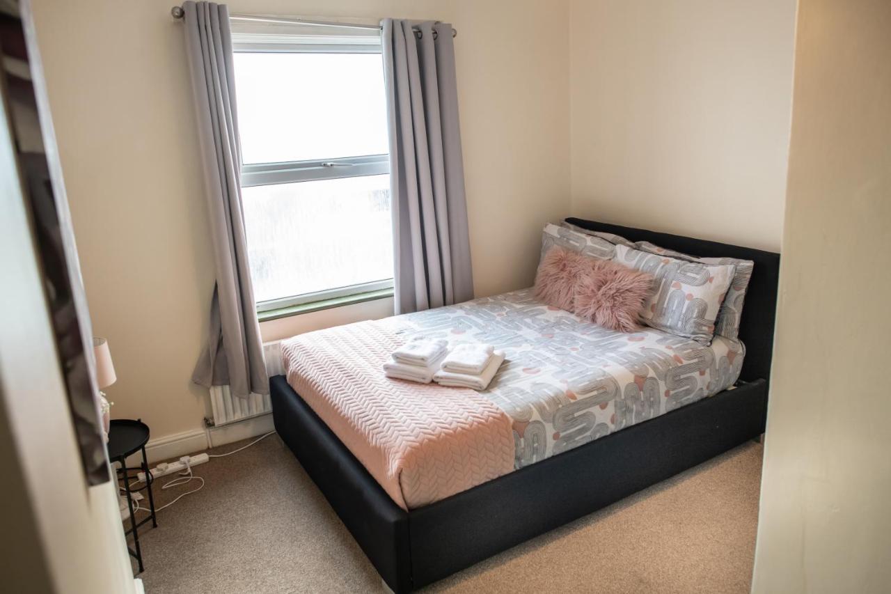 4 Bedroom Flat With High Speed Wi-Fi In North Acton, Ealing, West לונדון מראה חיצוני תמונה