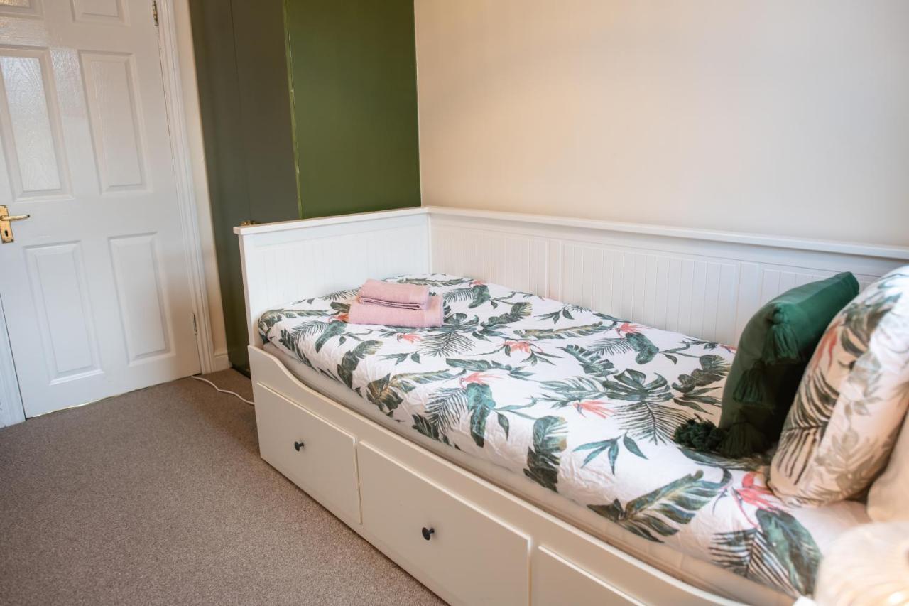 4 Bedroom Flat With High Speed Wi-Fi In North Acton, Ealing, West לונדון מראה חיצוני תמונה
