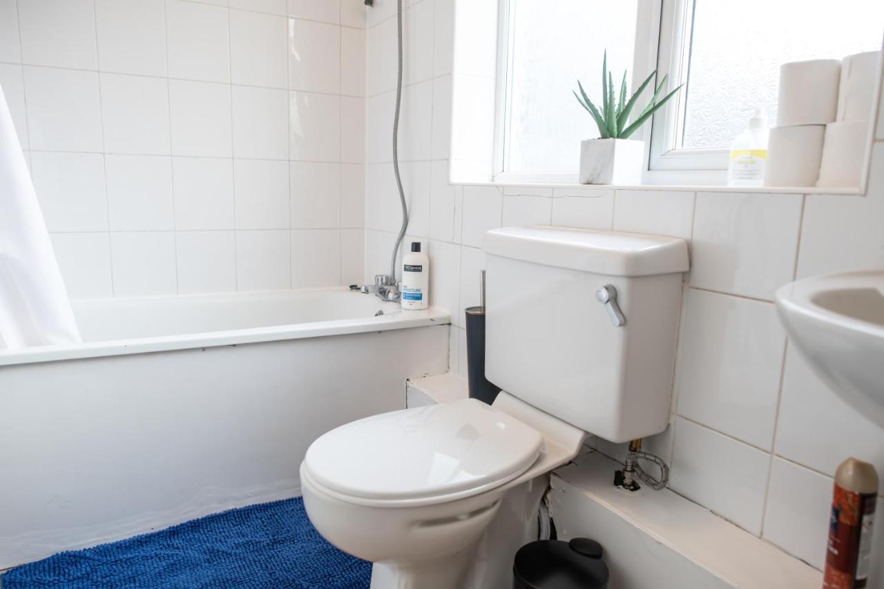 4 Bedroom Flat With High Speed Wi-Fi In North Acton, Ealing, West לונדון מראה חיצוני תמונה