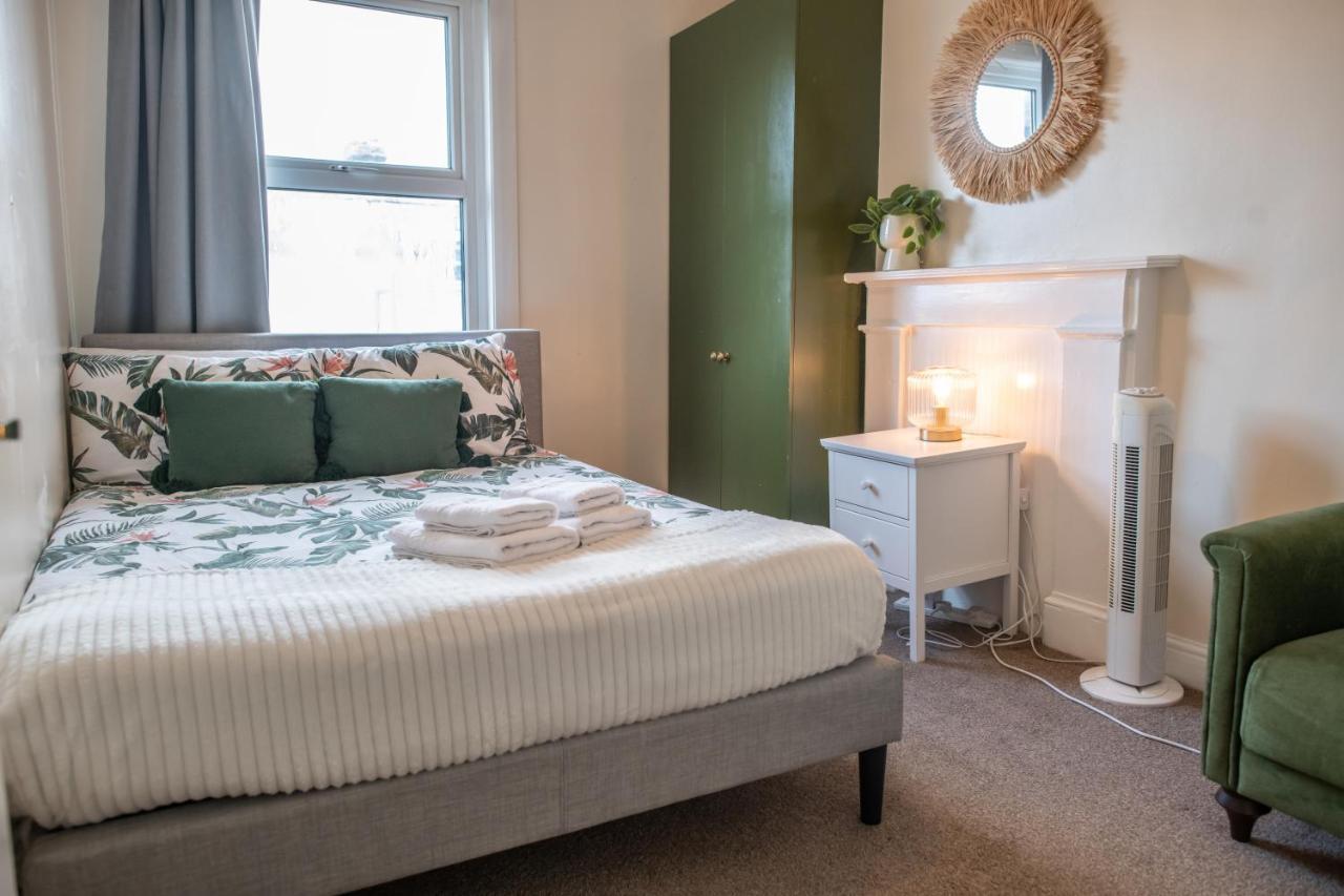 4 Bedroom Flat With High Speed Wi-Fi In North Acton, Ealing, West לונדון מראה חיצוני תמונה