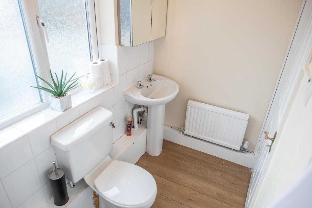 4 Bedroom Flat With High Speed Wi-Fi In North Acton, Ealing, West לונדון מראה חיצוני תמונה