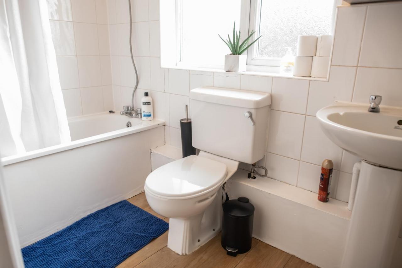 4 Bedroom Flat With High Speed Wi-Fi In North Acton, Ealing, West לונדון מראה חיצוני תמונה