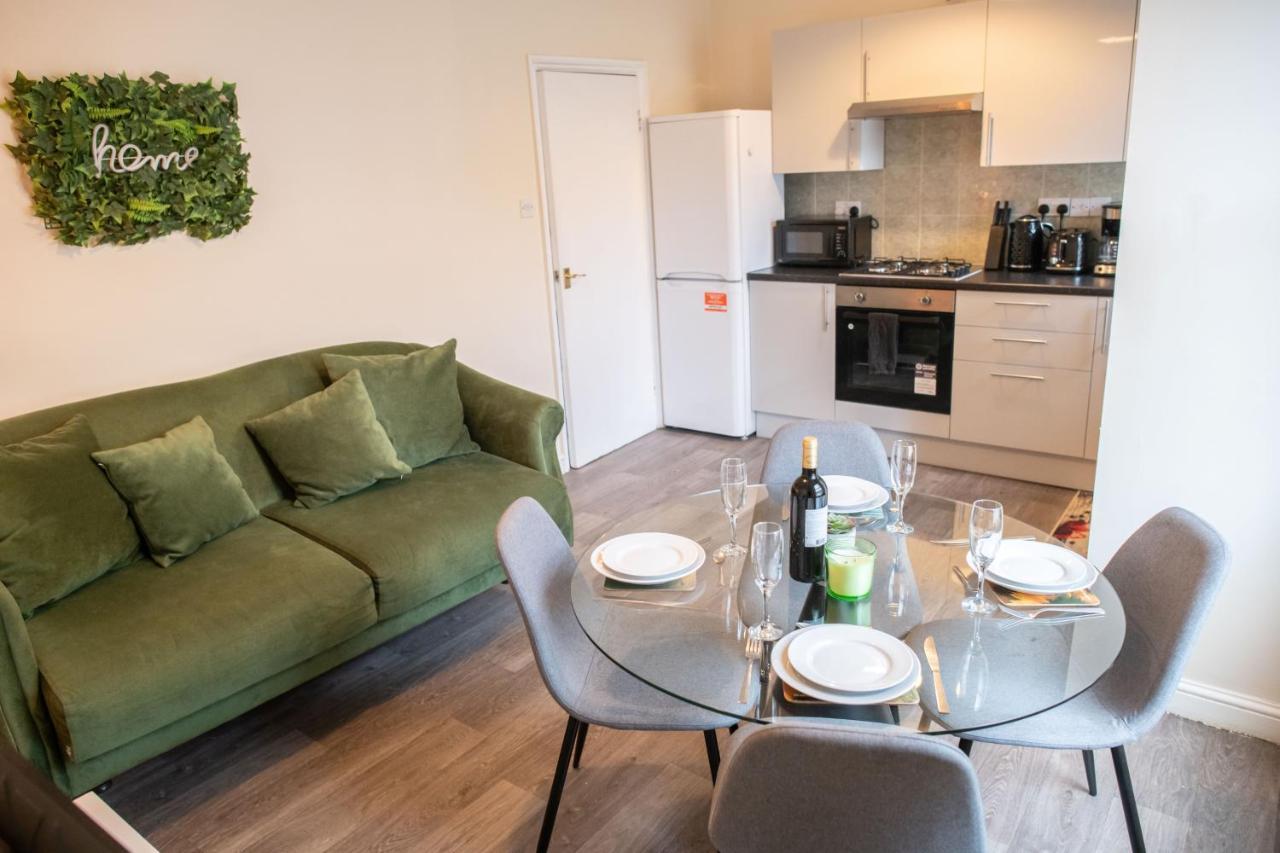 4 Bedroom Flat With High Speed Wi-Fi In North Acton, Ealing, West לונדון מראה חיצוני תמונה
