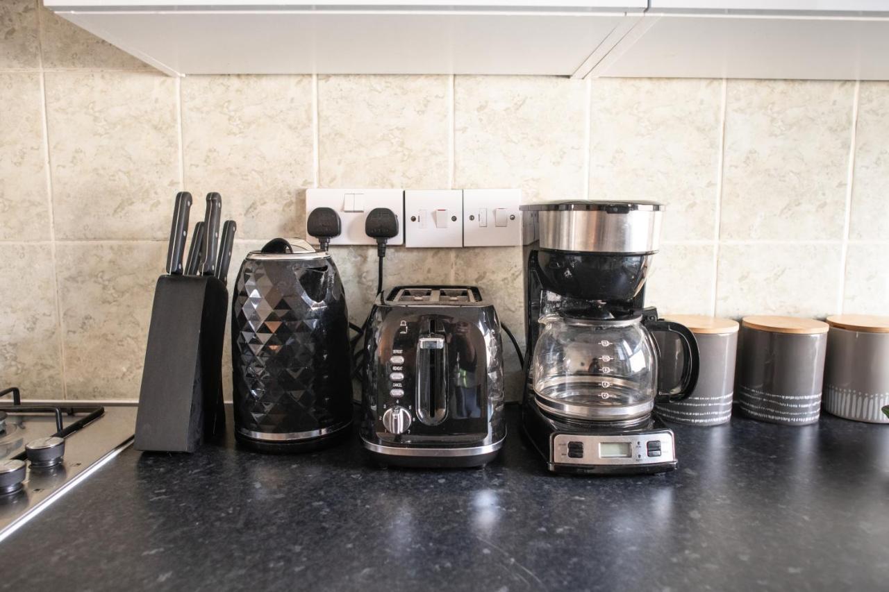 4 Bedroom Flat With High Speed Wi-Fi In North Acton, Ealing, West לונדון מראה חיצוני תמונה