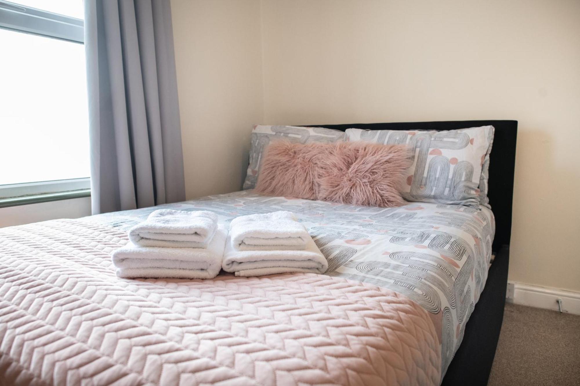 4 Bedroom Flat With High Speed Wi-Fi In North Acton, Ealing, West לונדון מראה חיצוני תמונה