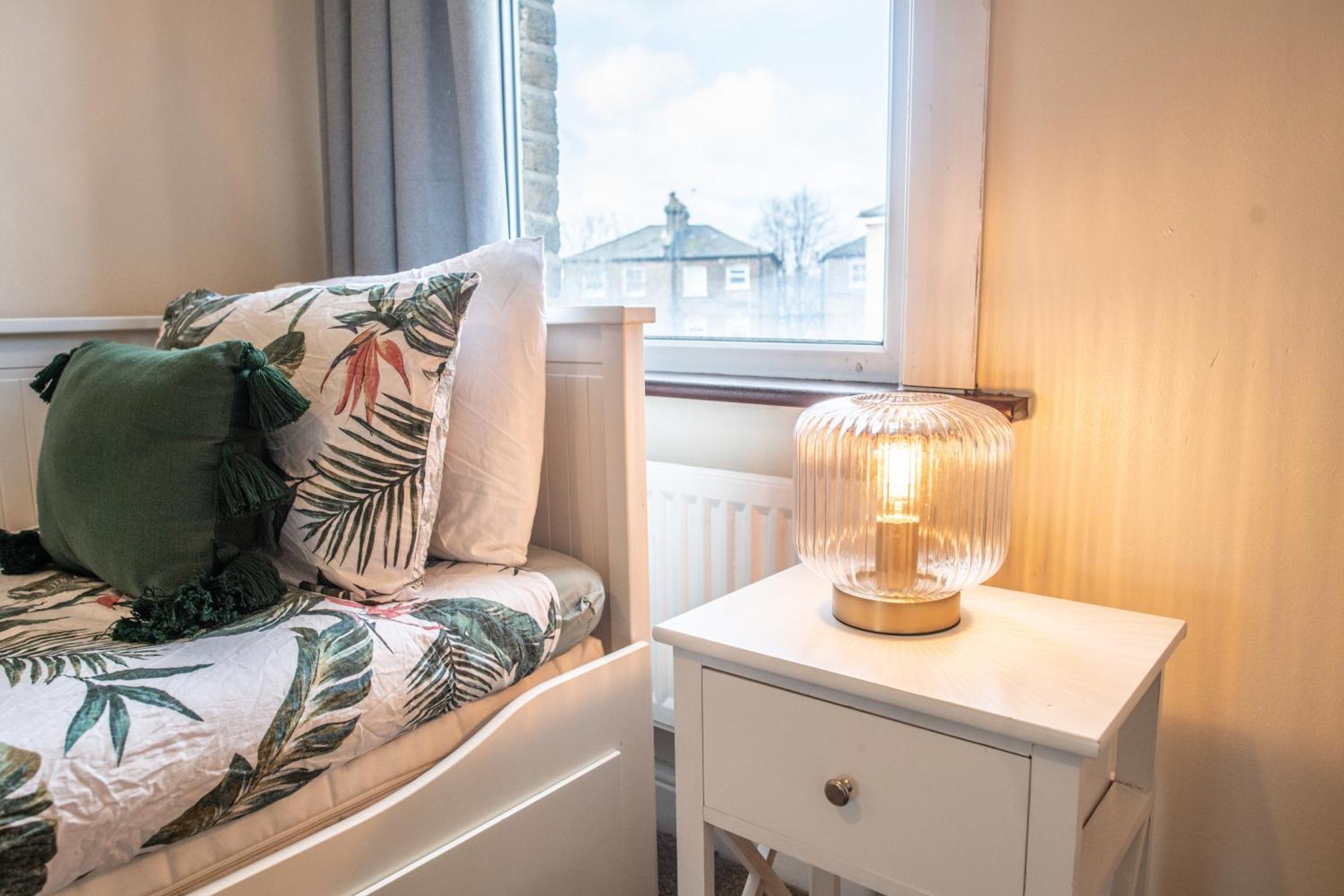 4 Bedroom Flat With High Speed Wi-Fi In North Acton, Ealing, West לונדון מראה חיצוני תמונה