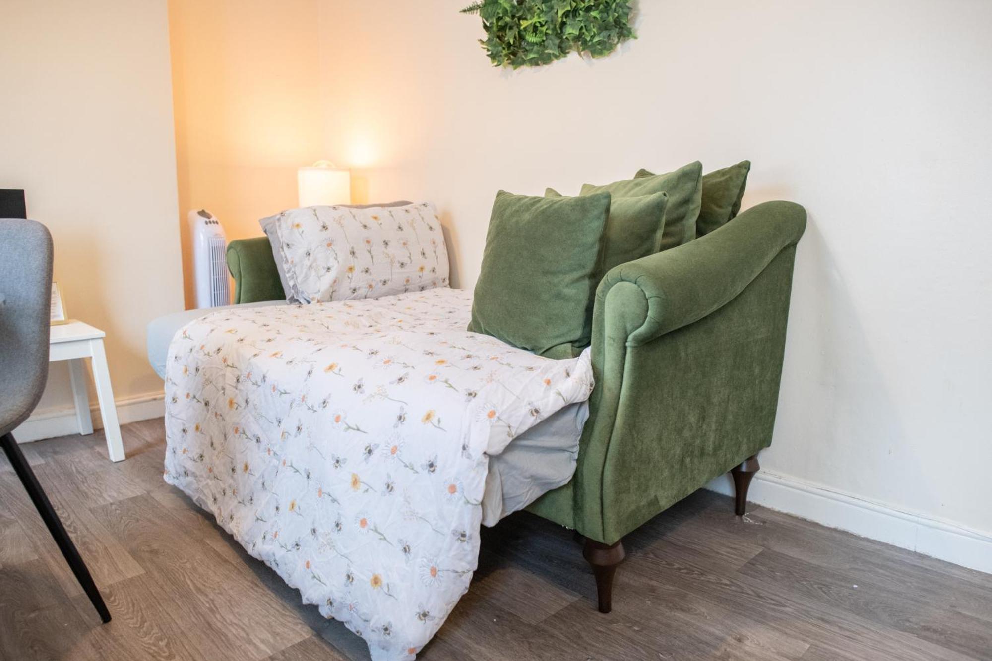 4 Bedroom Flat With High Speed Wi-Fi In North Acton, Ealing, West לונדון מראה חיצוני תמונה