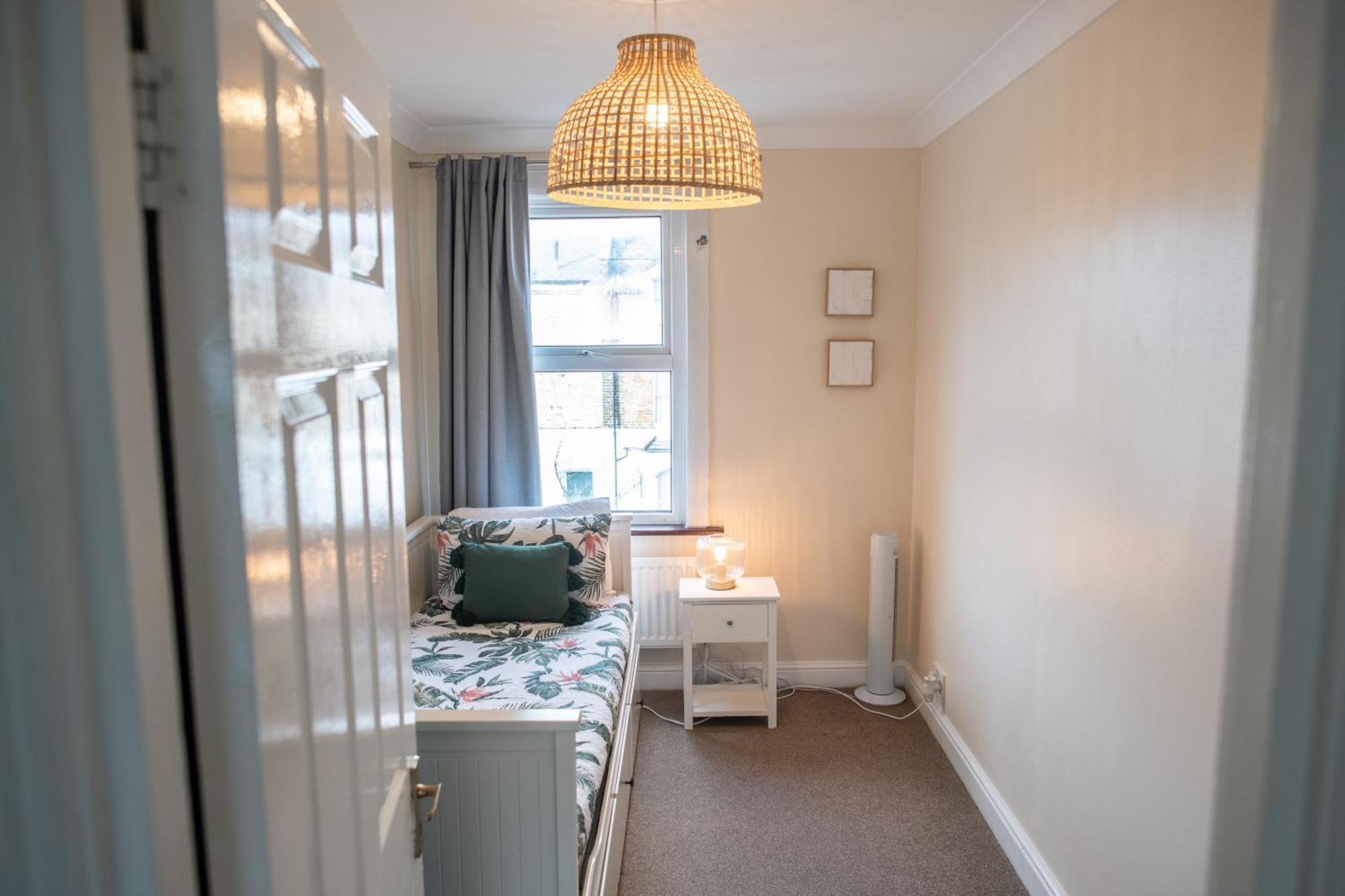 4 Bedroom Flat With High Speed Wi-Fi In North Acton, Ealing, West לונדון מראה חיצוני תמונה